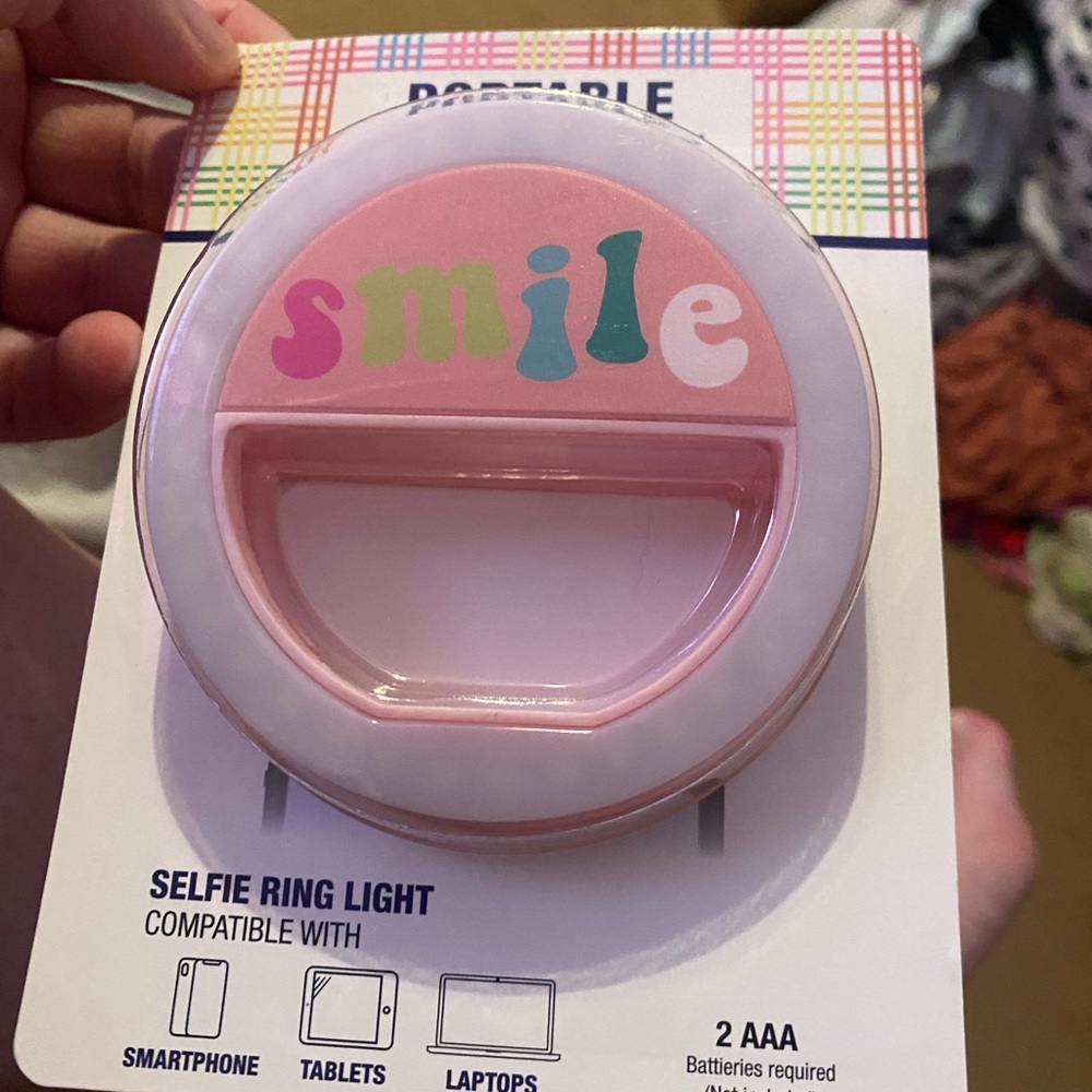 ONLY ONE AVAILABLE clip on selfie light!